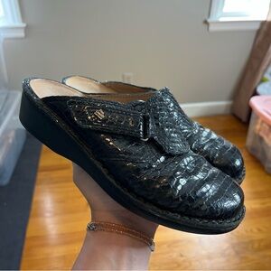 Finn Comfort Made in Germany Size 37 Black Leather Embossed Clog Slip On Shoes